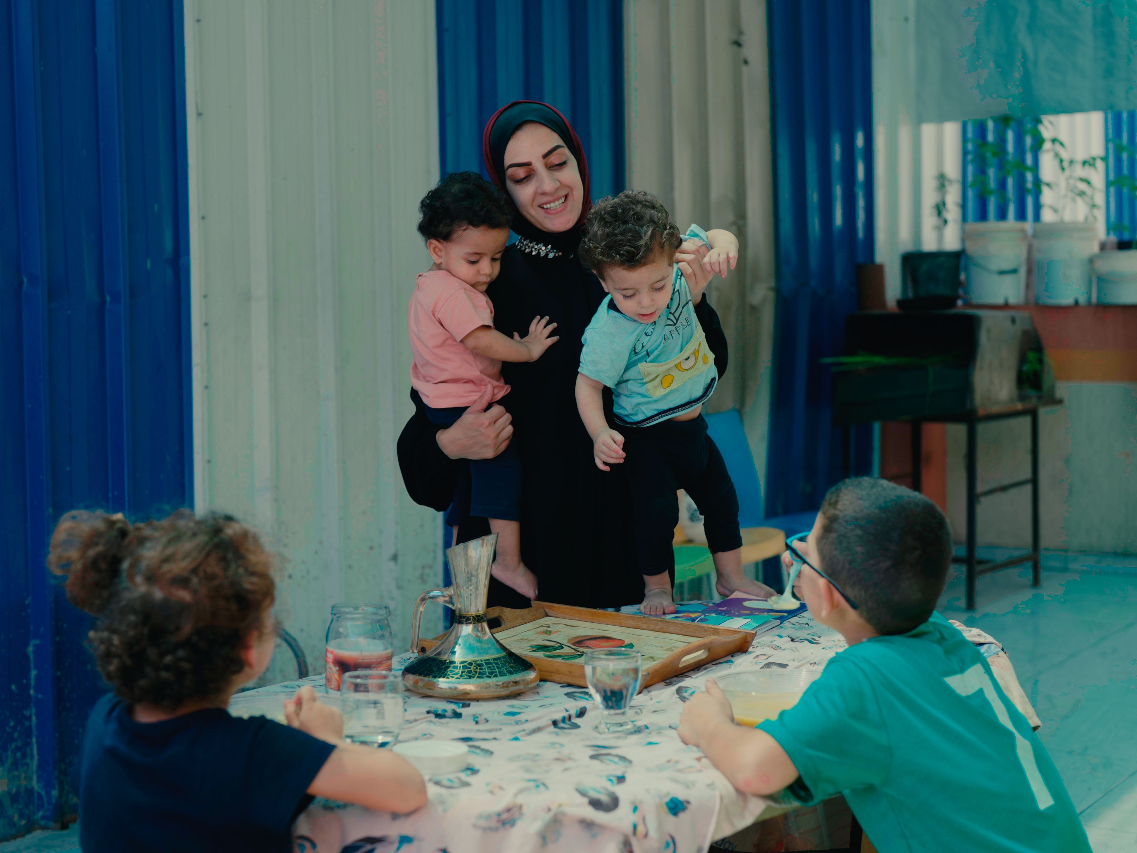 Hiba, one of Oxfam Communities Under Protection Department with her 4 children.